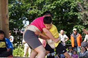 奉納相撲大会は保育園、小学校、中学校と川湯の子どもたちが参加し、熱戦がくりひろげられました